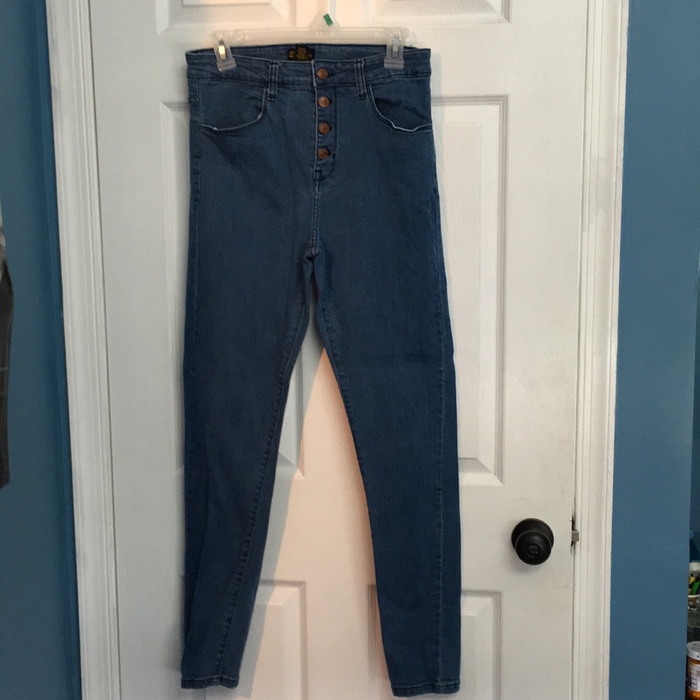 High waisted, stretchy jeans